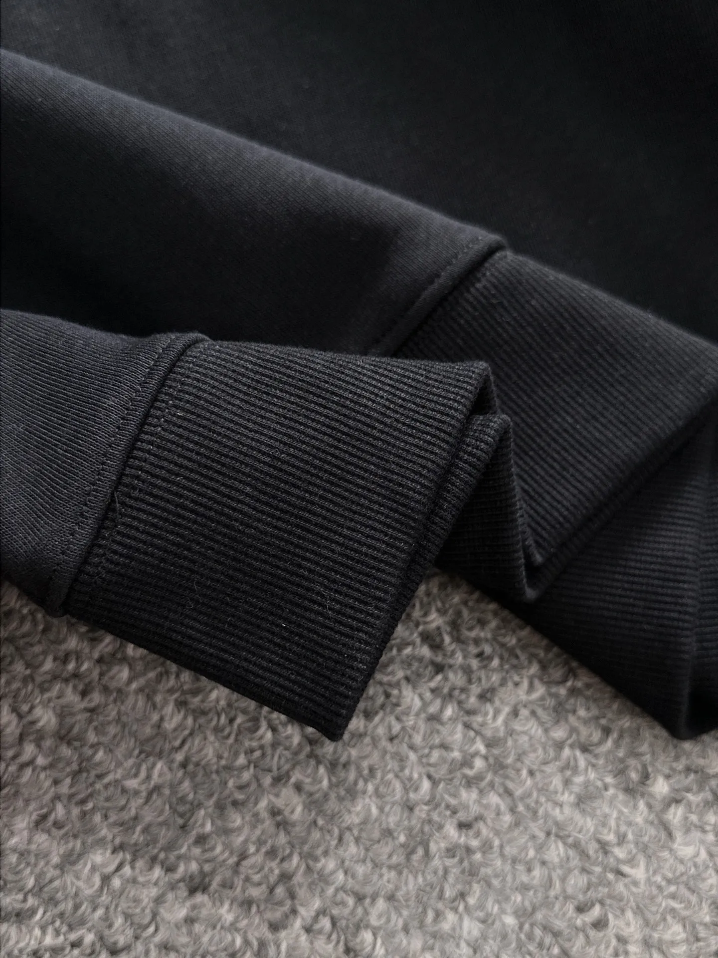 Exclusively released in Paris for the fall and winter of 2026, New Arrival lapel sweatshirt long-sleeved men and women have the same style. Many stars have the same style. Craftsmanship that cannot be replicated by ordinary small workshops. We are not afraid of any challenges in terms of materials, detail restoration and craftsmanship, just to provide you with wonderful products. Compare the top original versions at will. No expense is spared just to make it better. Unique imported fabric feel. Purely imported German machine production. Precision operation. Thousands of needles density. A full set of New Arrival accessories with three standards can be customized simultaneously. Versatile upper body is fashionable, a perfect choice for autumn and winter, and a must-have item. Sizes table: m-4XL (please state your height and weight when placing an order)